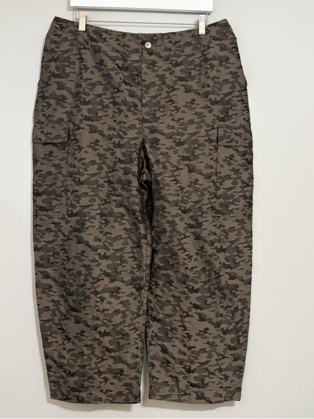 NEW RUTI Camo Print Barrel Style Straight Leg Cargo Pants